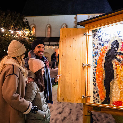Familie schaut sich die verschiedenen Stände, des Bad Kleinkirchheimer Advents an