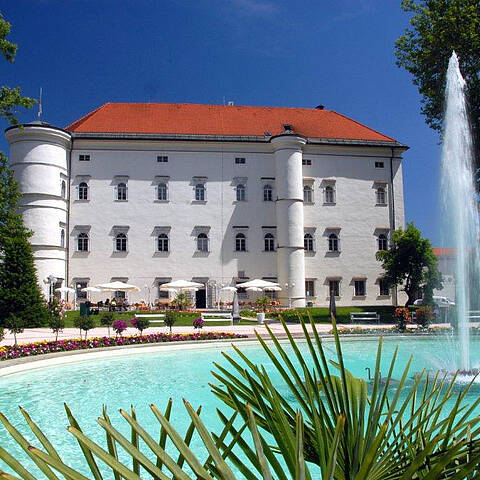 Springbrunnen vorm Schloss Porcia © TVB Spittal