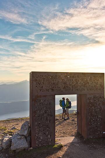 Eine Gruppe von Wanderern auf dem Weg zum Granattor, mit Granatsteinen entlang des Pfades © Franz Gerdl_MBN Tourismus