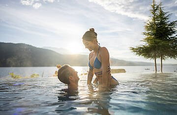 Das Badehaus in Millstatt bei reflektierend im stillen See © Gert Perauer_Badehaus Millstätter See