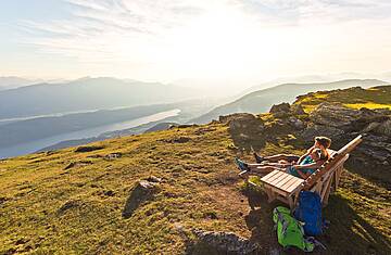 Ein beeindruckender Blick durch das Granattor auf die umliegende Berglandschaft © Franz Gerdl_MBN Tourismus