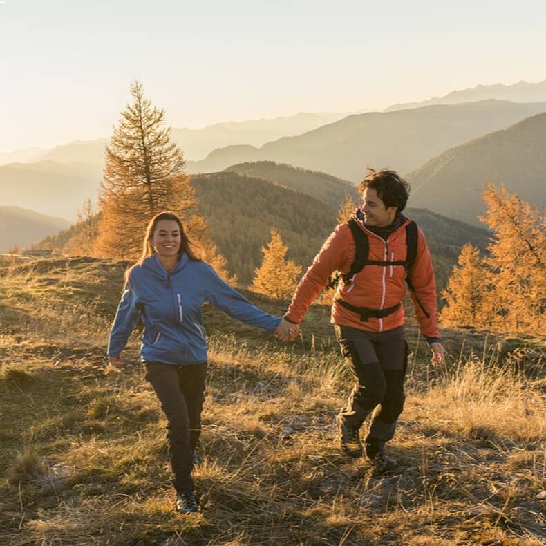 Wanderpaar auf Etappe 6 des Nockberge Trail zwischen Bad Kleinkirchheim und Erlacherhaus im UNESCO Biosphärenpark.