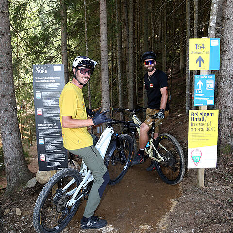 Marco Schwarz und Mountainbiker am Einstieg der Marco Schwarz Trails in Bad Kleinkirchheim