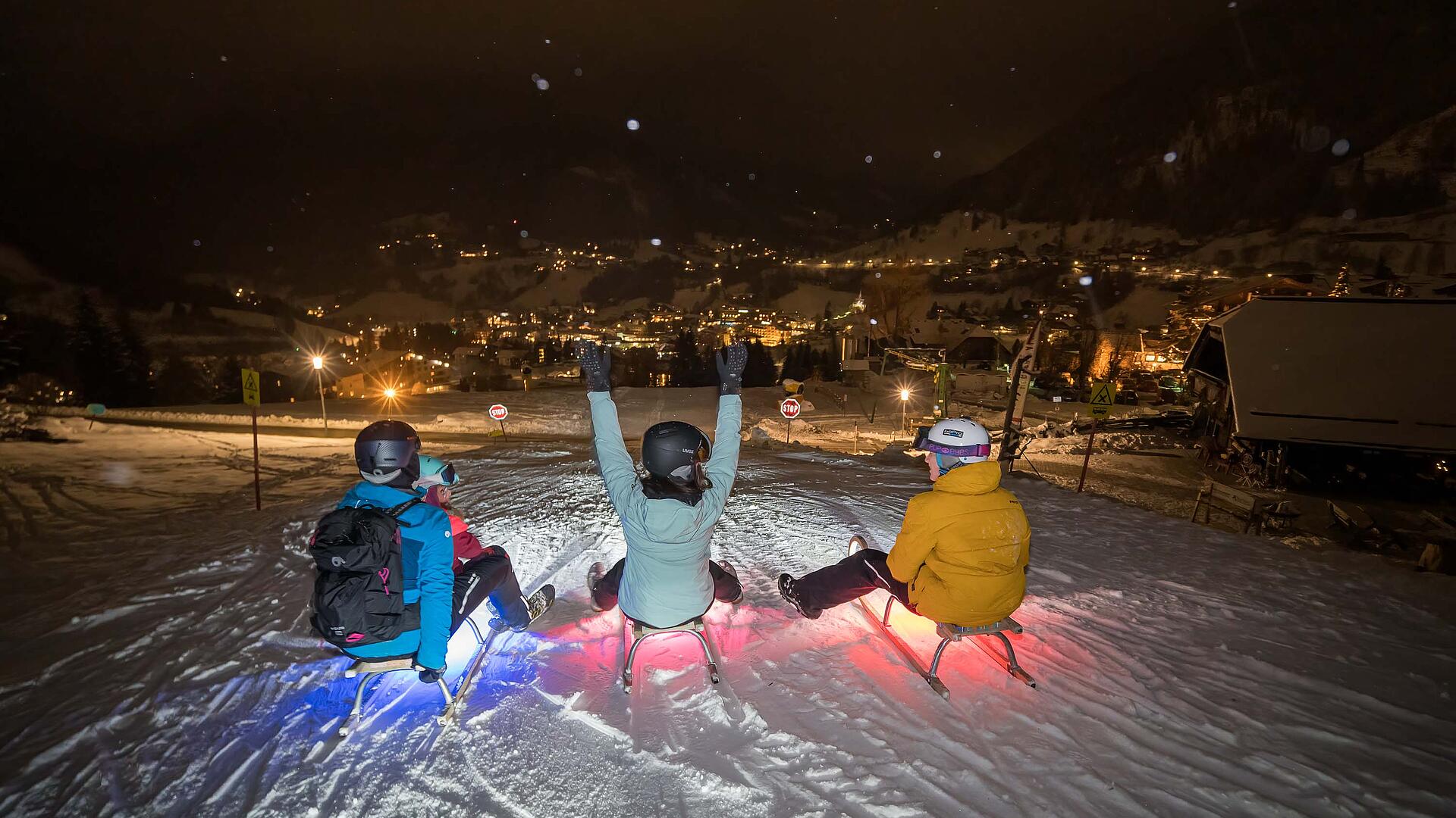 Nachts in Kirchheim rodeln mit Familie© Mathias Praegant_MBN Tourismus