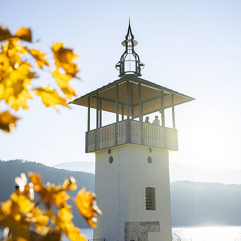 Der Turm im Barbara Egger Park mit seitlich den Herbstblättern