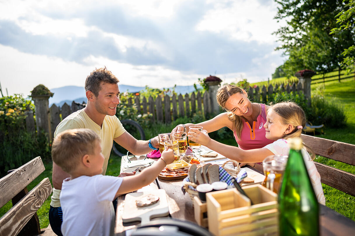 Genussbiken mit der ganzen Familie  © Gert Perauer_MBN Tourismus Genussbiken mit der ganzen Familie  © Gert Perauer_MBN Tourismus