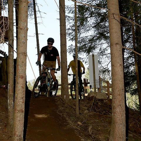 Marco Schwarz beim ersten Ride durch den Wald auf den neu eröffneten Marco Schwarz Trails in Bad Kleinkirchheim.