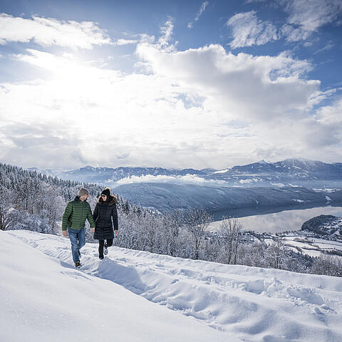 Pärchen wandert im Schnee zum Sternenbalkon