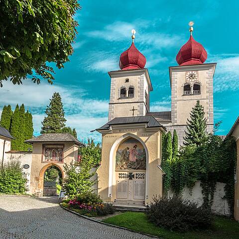 Eingang zur Stiftskirche Millstatt © Attila Szabo