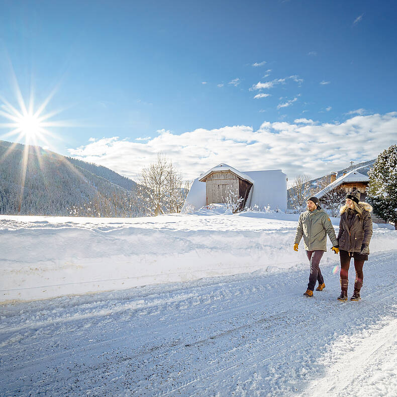 2 Personen wandern im Winter an einem sonnigen Tag in Bad Kleinkirchheim