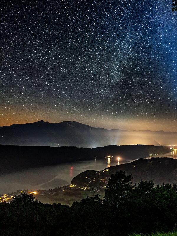 Der Sternenbalkon bei Sternennacht und Ausblick auf den Millstätter See