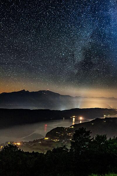 Der Sternenbalkon bei Sternennacht und Ausblick auf den Millstätter See