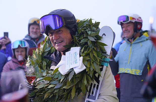 Franz Klammer mit seinem Lorbeerkranz für seinen Olympiasieg