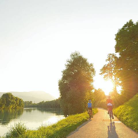 Drauradweg bei Sonnenuntergang © Franz Gerdl_Kärnten Werbung
