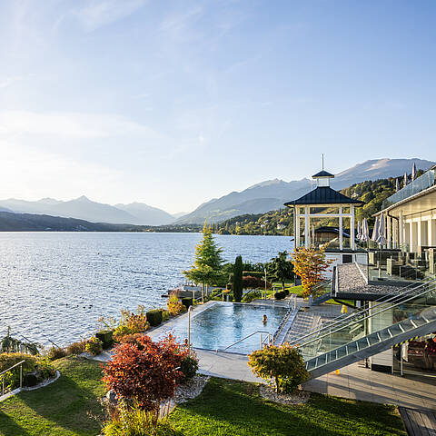  am Ufer des Millstätter Sees, mit dem Badehaus im Hintergrund © Gert Perauer_Badehaus Millstätter See