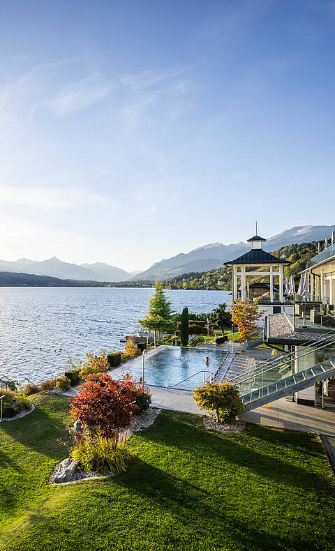  am Ufer des Millstätter Sees, mit dem Badehaus im Hintergrund © Gert Perauer_Badehaus Millstätter See