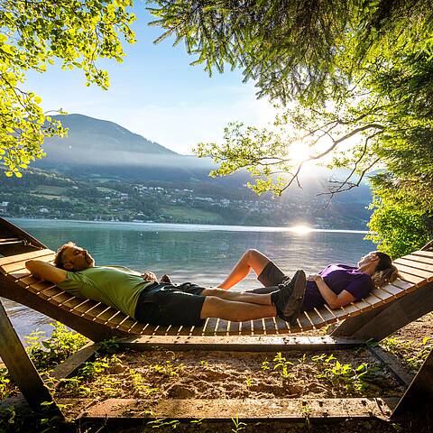 Ein hölzerner Pfad führt durch die friedliche Landschaft des Slow Trails © Gert Perauer_MBN Tourismus