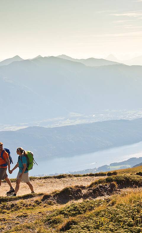 Wanderer genießen die atemberaubende Aussicht vom Granattor aus © Franz Gerdl_MBN Tourismus