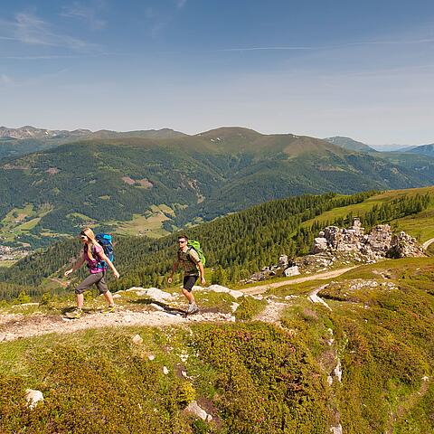 Ein Sonnenuntergang über den Gipfeln entlang des Alpe Adria Trails © Franz Gerdl_Kärnten Werbung