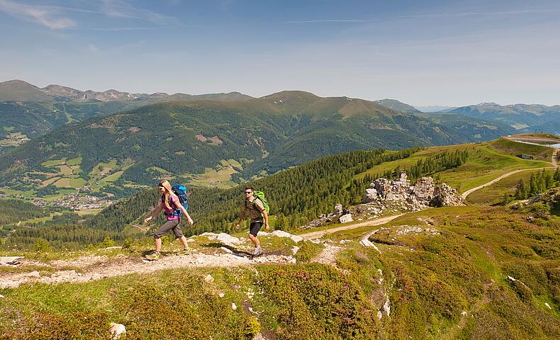 Ein Sonnenuntergang über den Gipfeln entlang des Alpe Adria Trails © Franz Gerdl_Kärnten Werbung