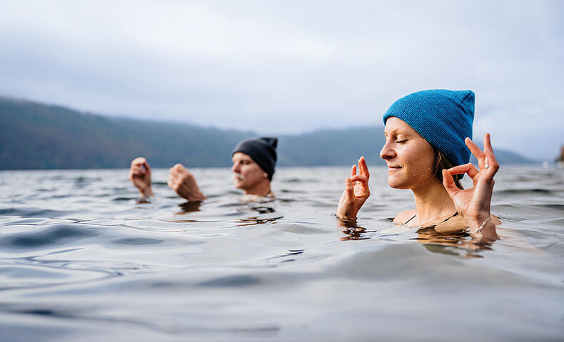 2 Personen kaltbaden im Herbst im Millstätter See