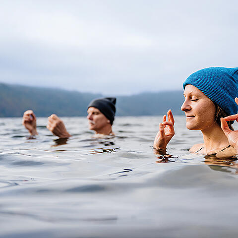 2 Personen kaltbaden im Herbst im Millstätter See