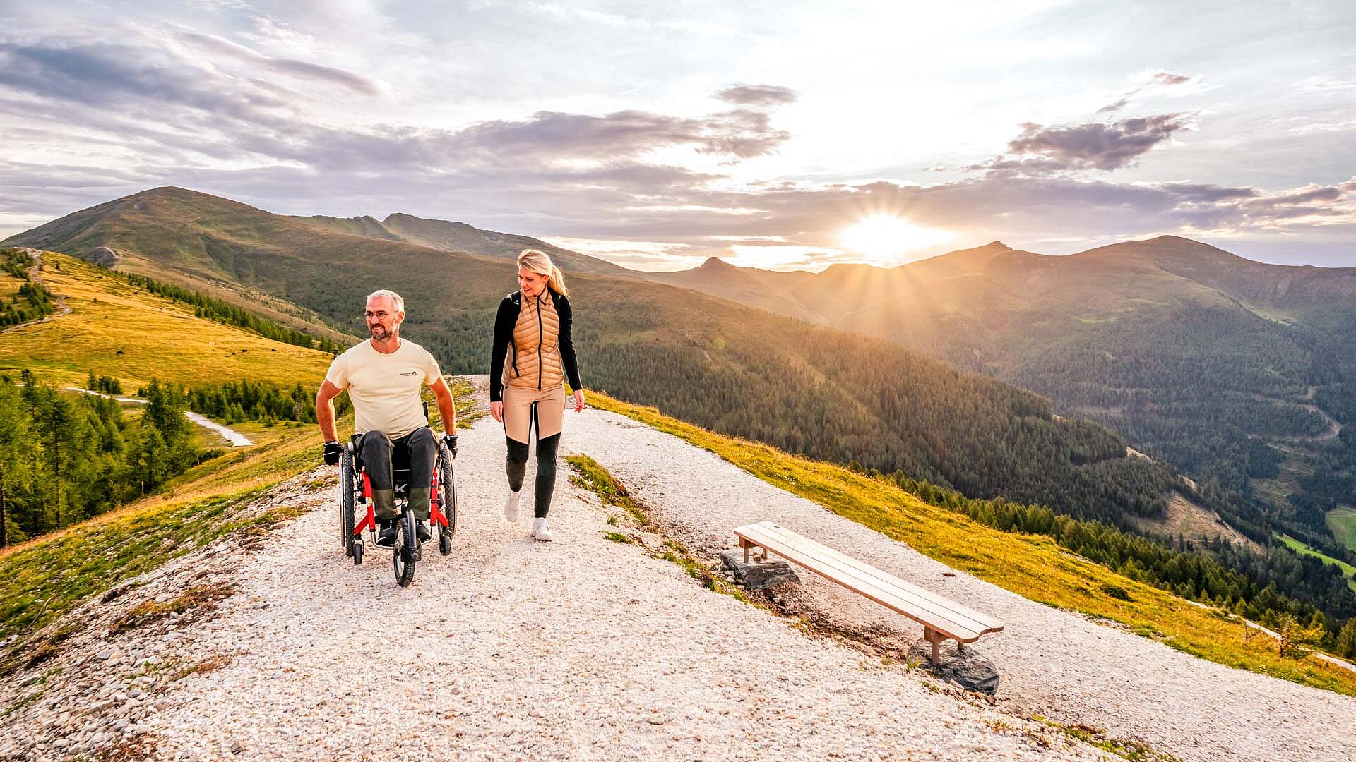 Ein Paar genießt die Ruhe und Schönheit der Nockberge auf der barrierefreien Bergpromenade Brunnach © Michael Stabentheiner_Kärnten Werbung