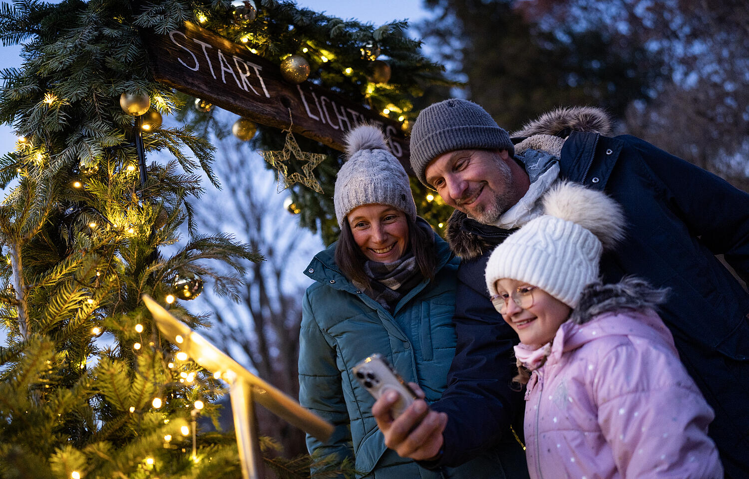 Eltern mit Kind entdeckt und erkundet den Millstätter Lichtweg mit dem Smartphone