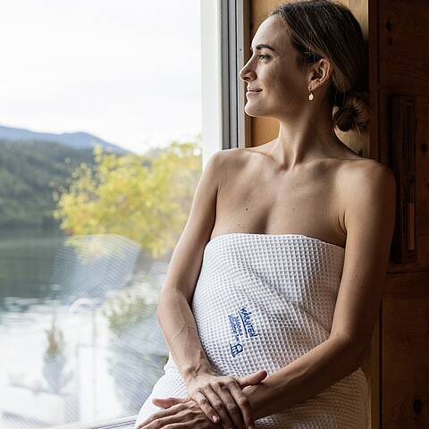 Man genießt die Sonnenstrahlen auf der Terrasse des Badehauses in Millstatt © Gert Perauer_Badehaus Millstätter See Man genießt die Sonnenstrahlen auf der Terrasse des Badehauses in Millstatt © Gert Perauer_Badehaus Millstätter See