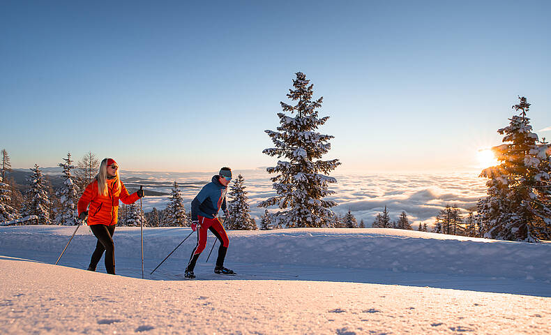 Langlaufen auf der Hochrindl bei Sonnenaufgang© Christoph Rossmann_MBN Tourismus