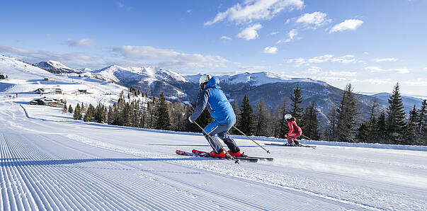 2 Skifahrer fahren nebeneinander die Piste im Skigebiet Bad Kleinkirchheim hinunter