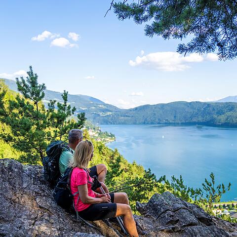 Wanderer genießen die spektakuläre Aussicht entlang des Via Paradiso Wanderwegs © Gert Perauer_MBN Tourismus