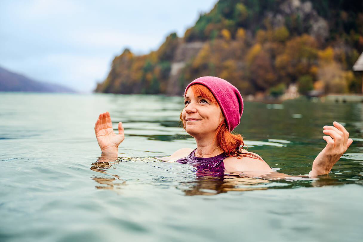 Frau ist mit Mütze im Herbst im Millstätter See Kaltbaden