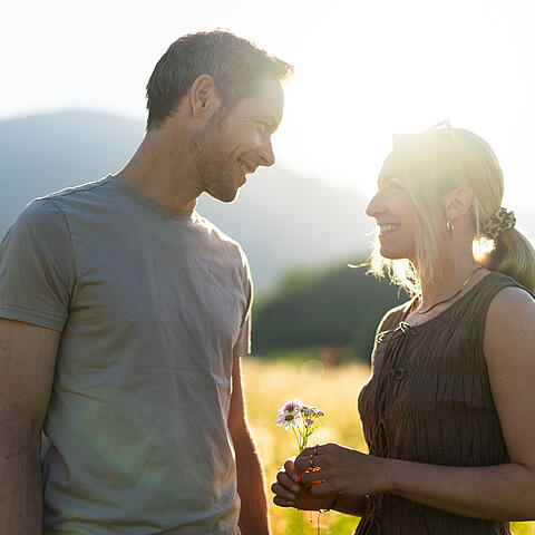 ZEIT zu zweit am ZEITplatz Frankhofer Seeboden Pärchen mit romantischer Stimmung am Zeitplatz Frankhofer