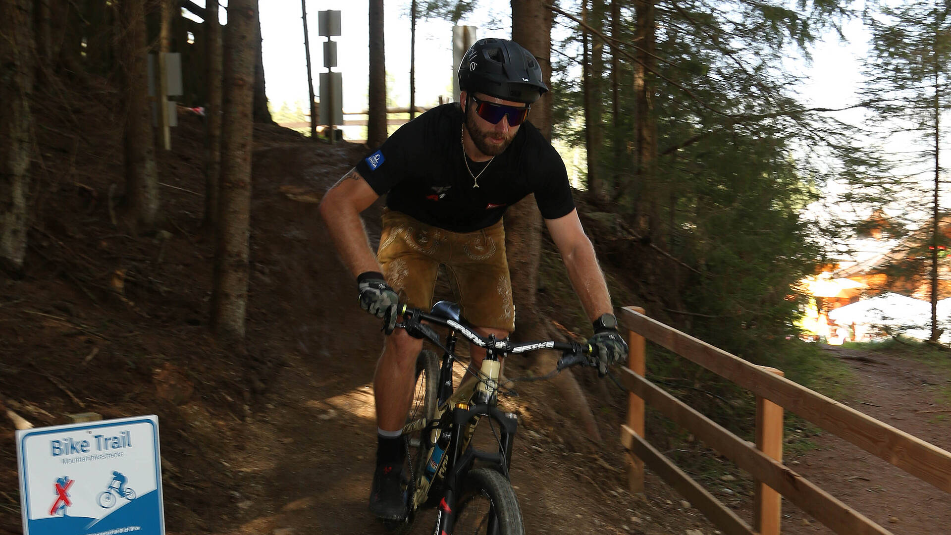 Marco Schwarz beim First Ride auf den nach ihm benannten Mountainbike-Trails in Bad Kleinkirchheim.