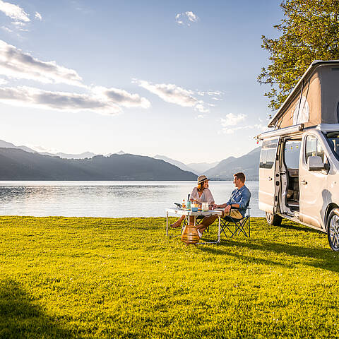 Pärchen genießt Urlaubstag beim Camping am See