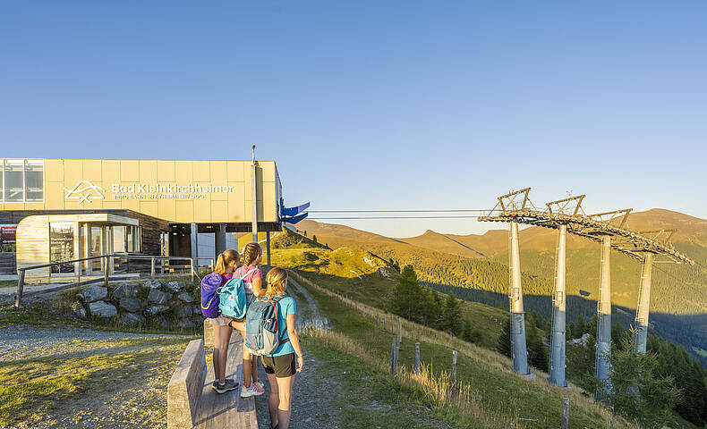 Kinder und Eltern entdecken die vielfältige Flora und Fauna der Nockberge © Franz Gerdl_Kärnten Werbung