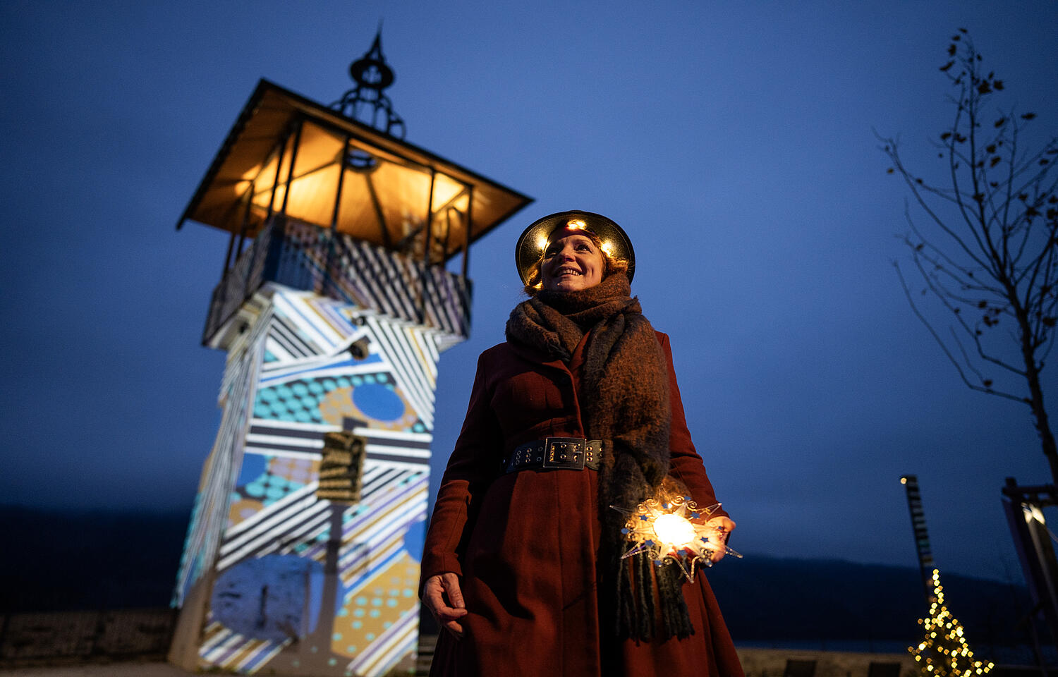 Tahmina mit Lichtstern vor dem Turm in Millstatt