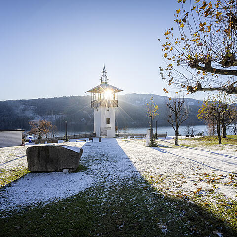 Turm beim Millstätter Lichtweg mit Sonnenstrahlen und leicht mit Schnee bedeckt