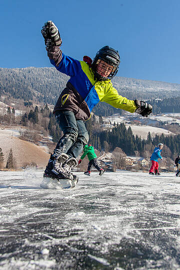 Eislaufen am zugefrorenen Brennsee © Mathias Prägant_MBN Tourismus