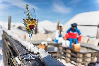 Regionale Schmankerln auf der Sonnenterrasse genießen © Franz Gerdl_MBN Tourismus