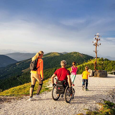 Ein Rastplatz auf der Bergpromenade Brunnach lädt zur Erholung und zum Genießen der Natur ein © Michael Stabentheiner_Kärnten Werbung