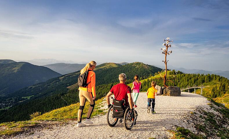 Ein Rastplatz auf der Bergpromenade Brunnach lädt zur Erholung und zum Genießen der Natur ein © Michael Stabentheiner_Kärnten Werbung