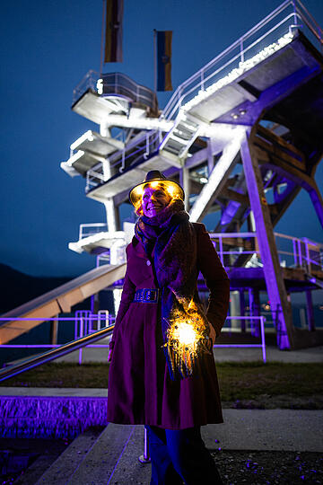 Tahmina beim beleuchteten Sprungturm am Millstätter Lichtweg im Advent