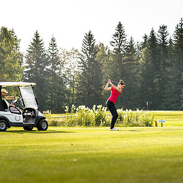 Mit dem Golfkart zu den einzelnen Löchern © Mathias Prägant