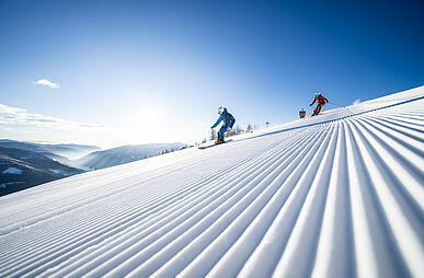 Skigenuss auf den breiten Pisten in Bad Kleinkirchheim/St. Oswald Skifahrer fahren die frisch präparierte Piste in Bad Kleinkirchheim hinunter