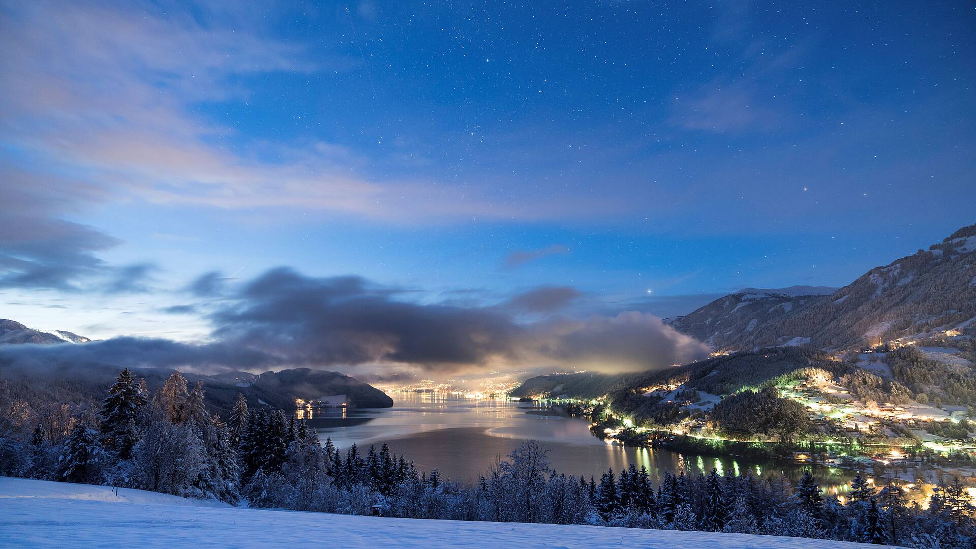 Besinnliche Aussicht über den Millstätter See im Winter in der Abenddämmerung