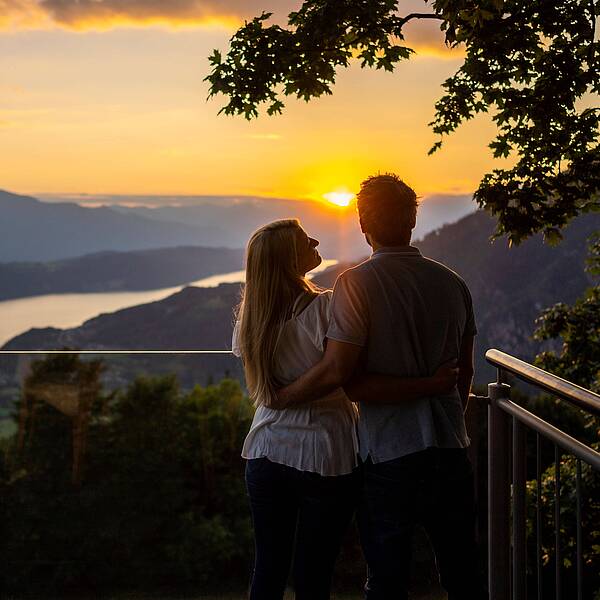 Pärchen sehen sich zusammen am Sternenbalkon den Sonnenuntergang an