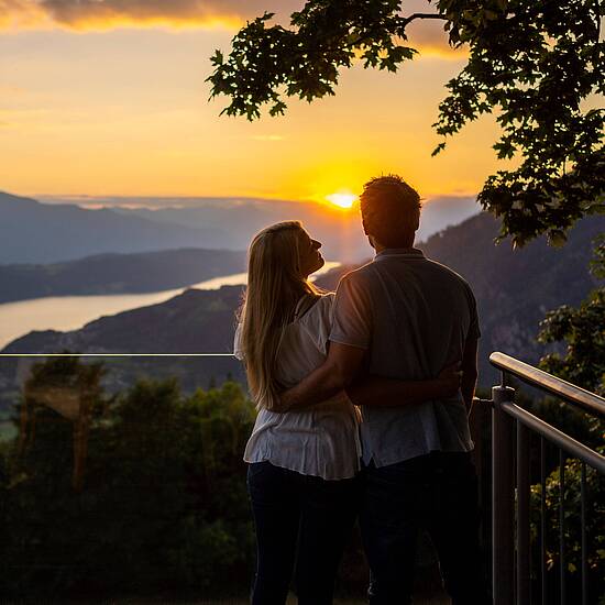 Pärchen sehen sich zusammen am Sternenbalkon den Sonnenuntergang an
