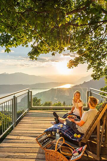 Pärchen genießt Sternenbalkon am Millstätter See mit Picknick